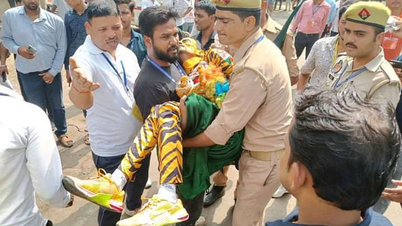 কানপুরে ভারতীয় সমর্থকদের হামলায় আহত হয়ে হাসপাতালে রবি - Swadesh Bangla